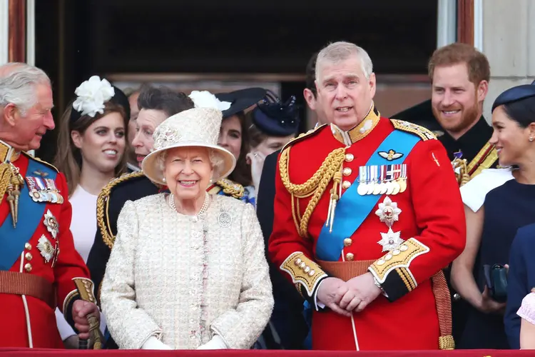 Rainha Elizabeth e Príncipe Andrew: após 22 anos na Marinha, o duque de York tornou-se o representante especial do Reino Unido para o comércio internacional (Chris Jackson/Getty Images)