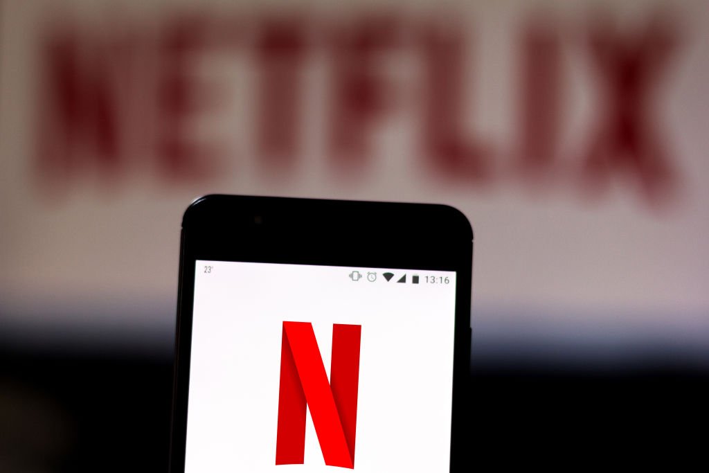 Netflix: tempo gasto assistindo a conteúdos da empresa vem subindo mais de 20% desde 2017 (Sopa Images/Getty Images)