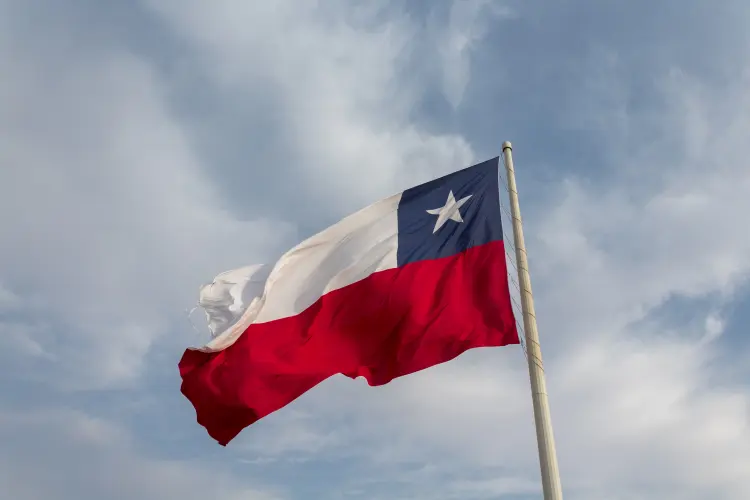 Bandeira do Chile: A comunidade trans comemorou a entrada em vigor da lei, proposta em 2013 pela Associação Organizando Trans Diversidades (OTD) (Roberto Gallardo / EyeEm/Getty Images)