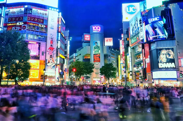 Movimento de pedestres em Tóquio: a exemplo de outros países, o Japão aumentou os gastos públicos para combater os efeitos da pandemia (Clive Rose - Gran Turismo/Getty Images)