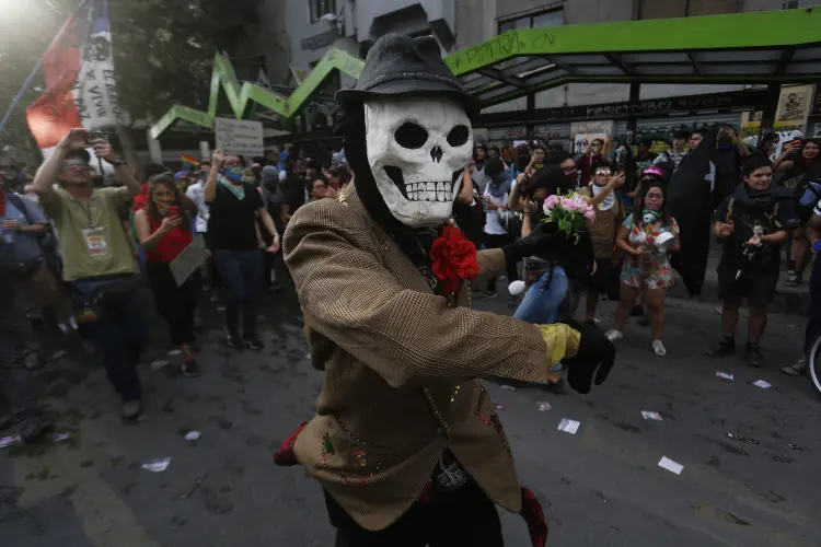 Protestos: revolta social trouxe “um grande aumento da incerteza" ao país (Marcelo Hernandez/Getty Images)