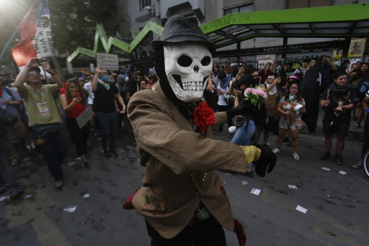 Protestos: revolta social trouxe “um grande aumento da incerteza" ao país (Marcelo Hernandez/Getty Images)