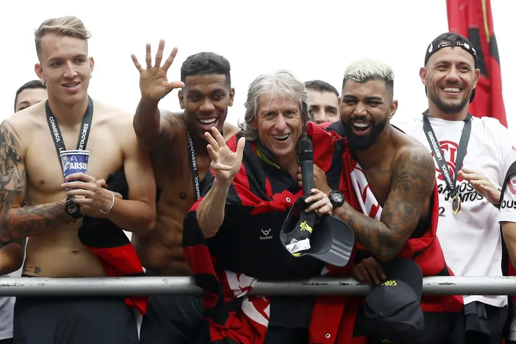 Em comemoração da vitória no Rio de Janeiro, o técnico Jorge Jesus aparece entre os jogadores (Wagner Meier/Getty Images)