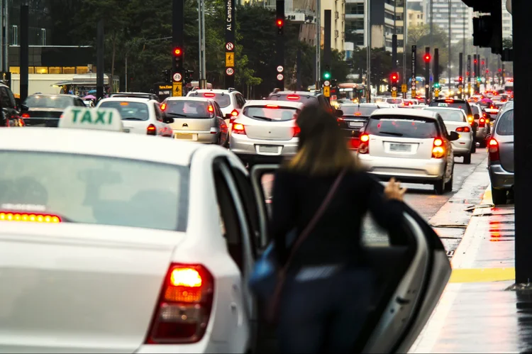 Bandeira 3: Taxista deve informar cobrança adicional antes do início da corrida (wsfurlan/ iStock/Getty Images)