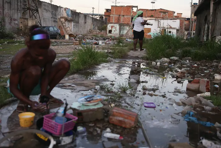 Falta dinheiro: Saneamento básico ainda é um problema que precisa ser resolvido no Brasil (Mario Tama / Equipe/Getty Images)