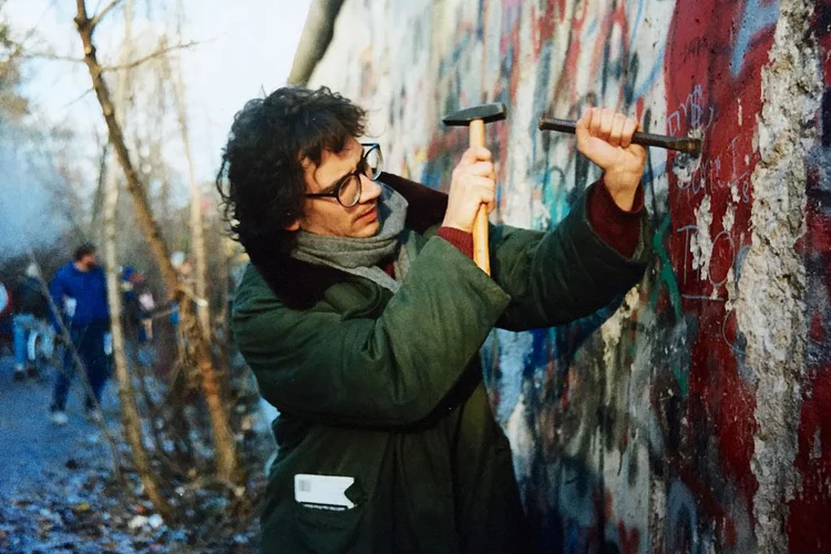 Muro de Berlim sendo perfurado em 1989: construção separava Alemanha oriental, comunista, da ocidental capitalista (Kerstin Meyer/Getty Images)