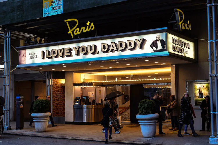 Cinema Paris com filme "I love you, Daddy" em cartaz: cinema foi inaugurado pela atriz alemã-americana Marlene Dietrich em 1948 (Dia Dipasupil / Equipa/Getty Images)