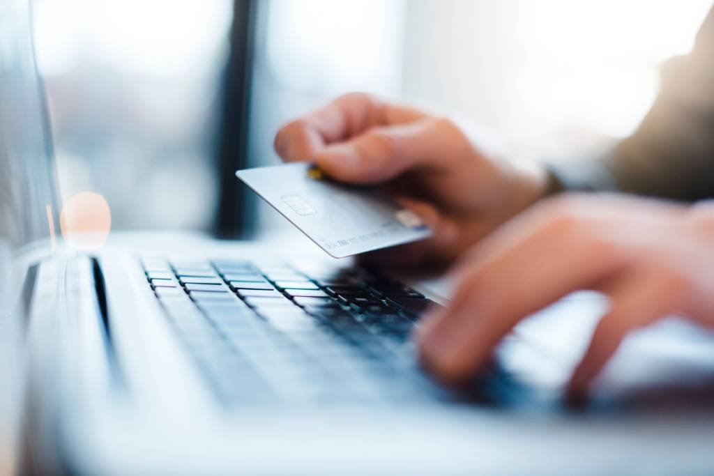 E-commerce em risco: segurança digital de sites da América do Norte foi ameaçada por novo vírus (Westend61/Getty Images)