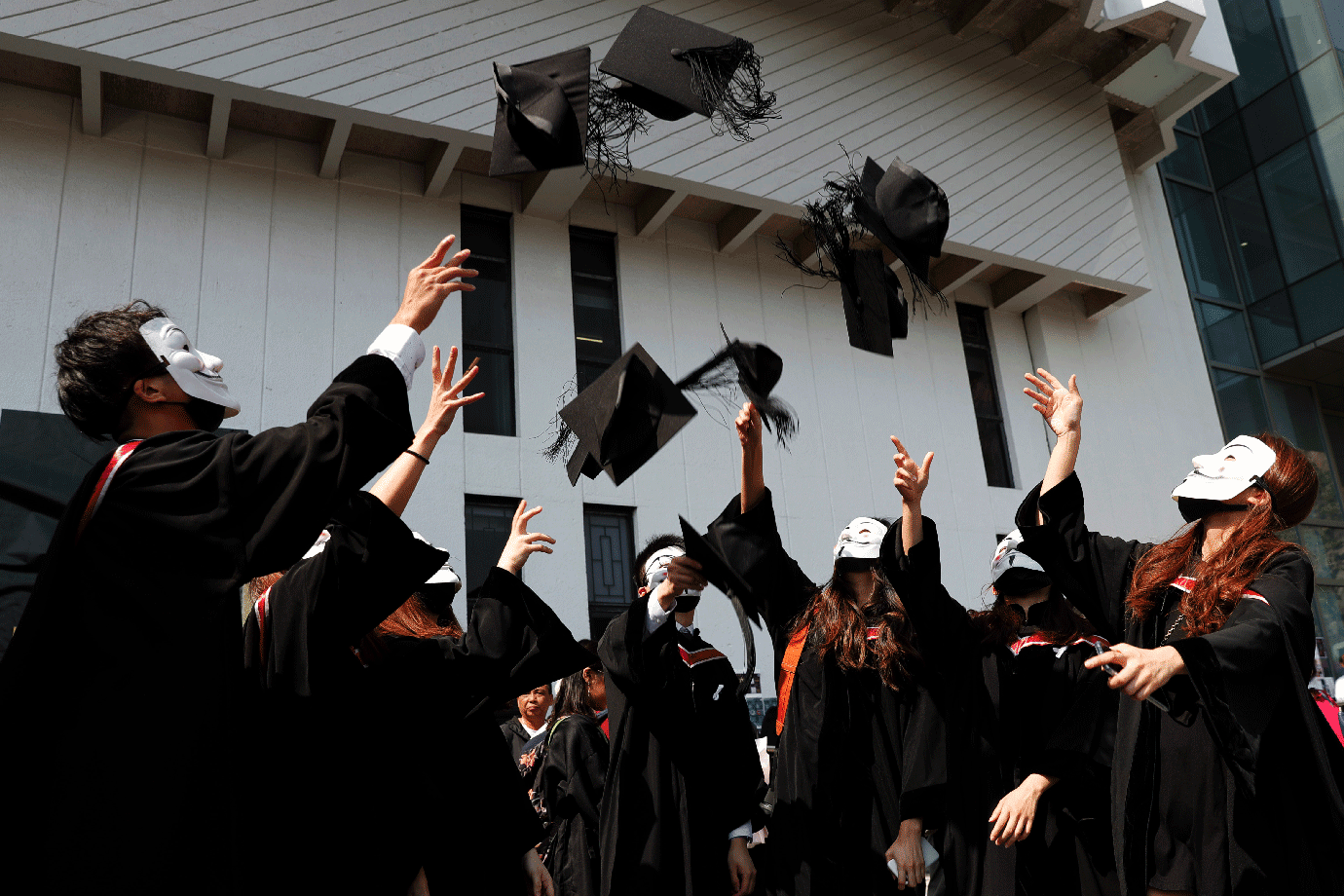 Estudantes mascarados protestam durante formatura e desafiam governo de HK