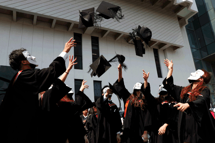 HK: estudantes mascarados desafiam governo em formatura (Kim Kyung-Hoon/Reuters)