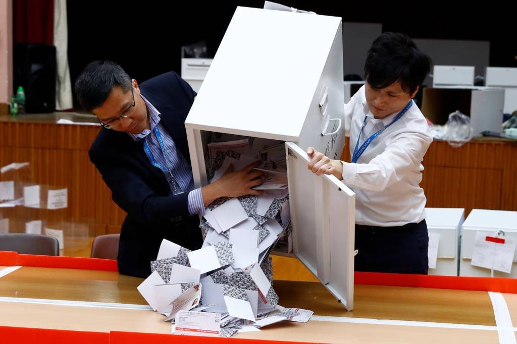 Marcadas por protestos, eleições em Hong Kong têm participação recorde