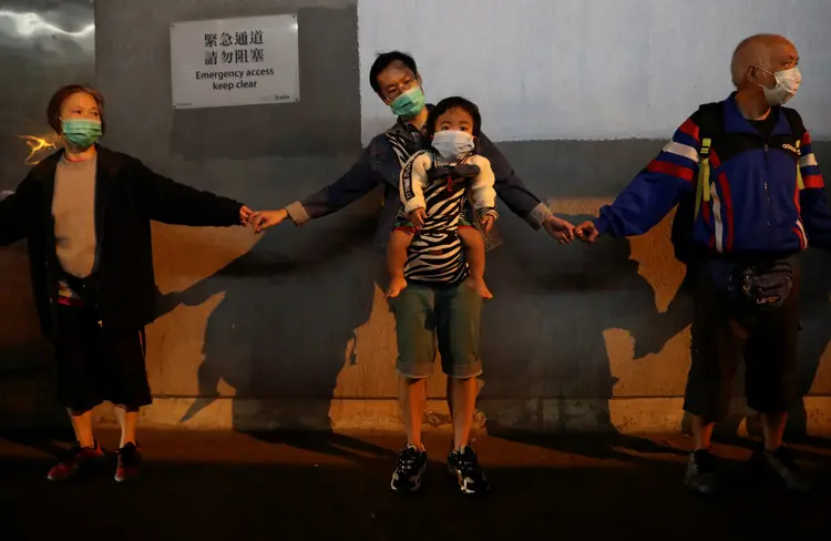 Hong Kong: manifestantes formam corrente humana (Leah Millis/Reuters)