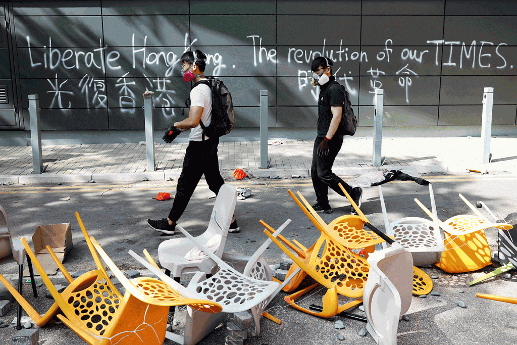 Policiais e manifestantes mantêm impasse em universidade de Hong Kong