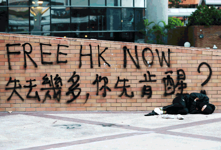 Hong Kong: 100 estudantes estão aquartelados em universidade politécnica (Adnan Abidi/Reuters)