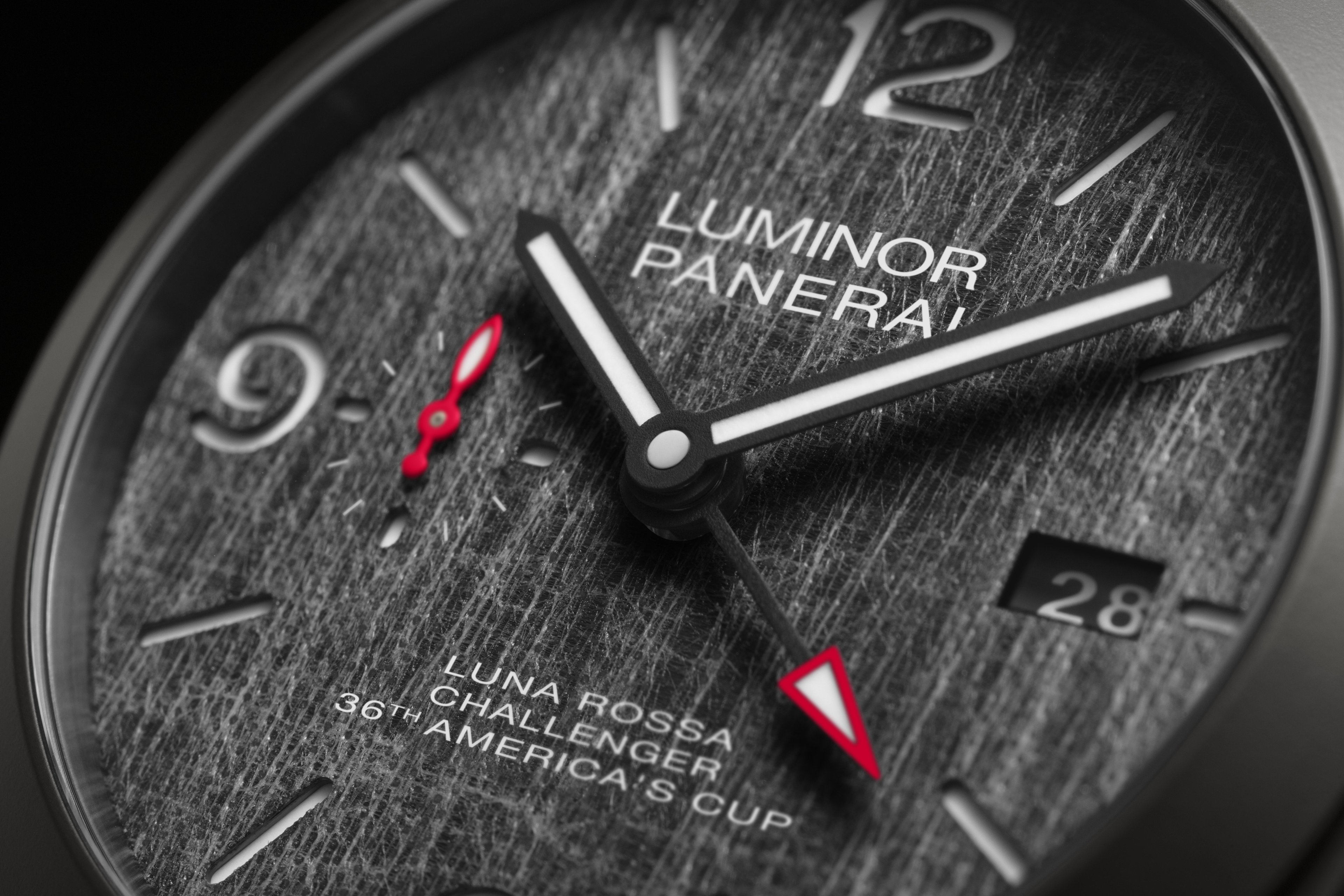 Panerai lança três modelos em homenagem à equipe de vela Luna Rossa