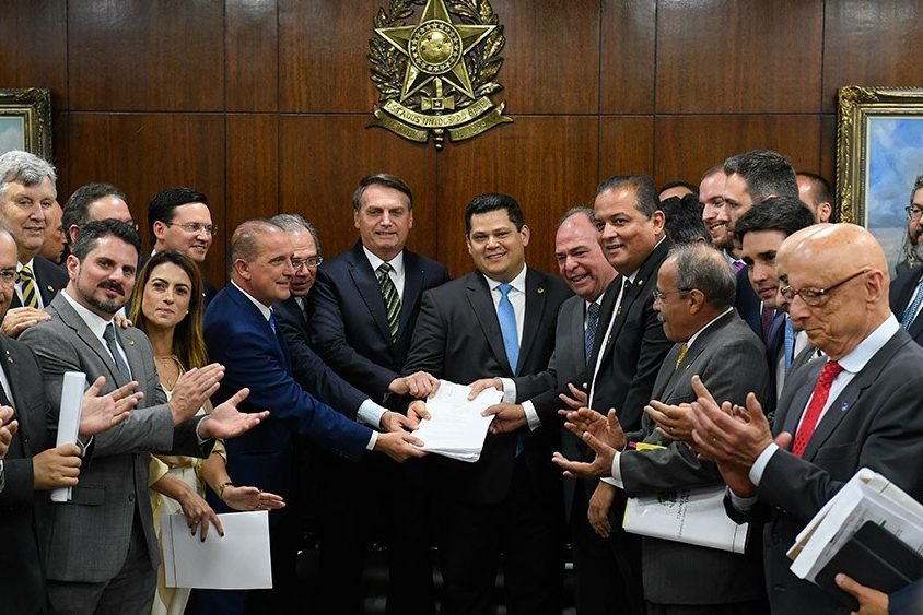 Bolsonaro e Guedes entregam pacote pós-Previdência ao Senado