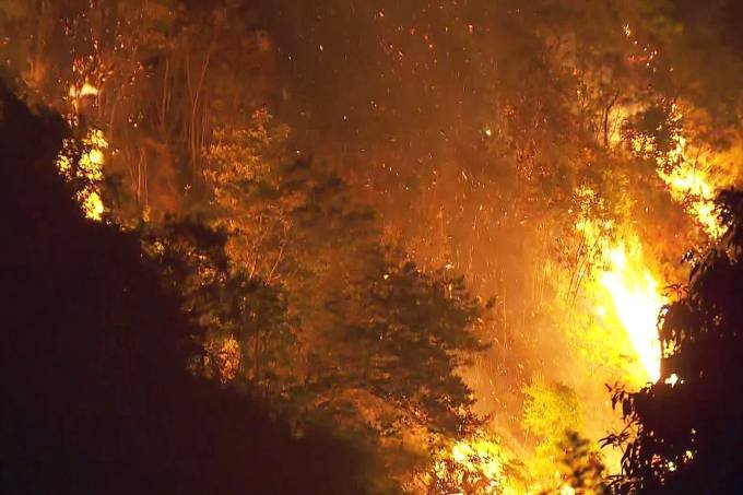 Incêndio atinge área próxima ao Parque do Carmo, em São Paulo