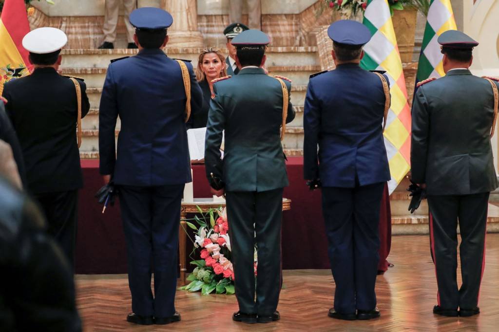 Presidente interina da Bolívia, Jeanine Añez destitui Alto Comando Militar