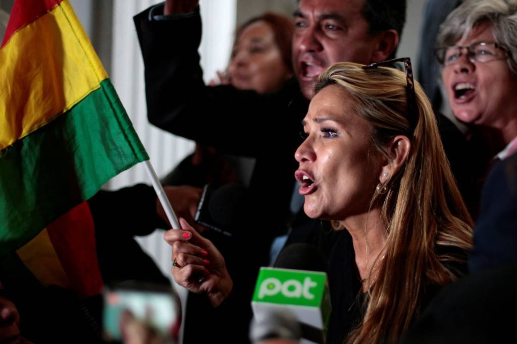 Nova eleição será em janeiro, diz senadora que assume governo na Bolívia