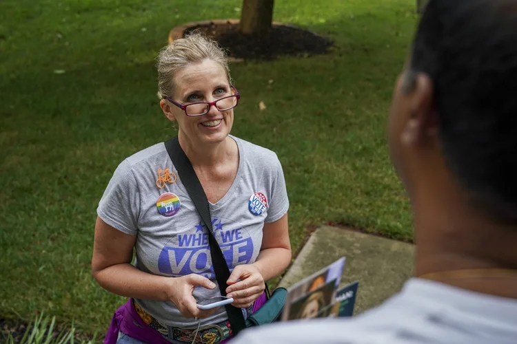 Juli Briskman : depois de perder o emprego por gesto considerado obsceno a Trump, ela foi eleita na Virginia (The Washington Post/Getty Images)