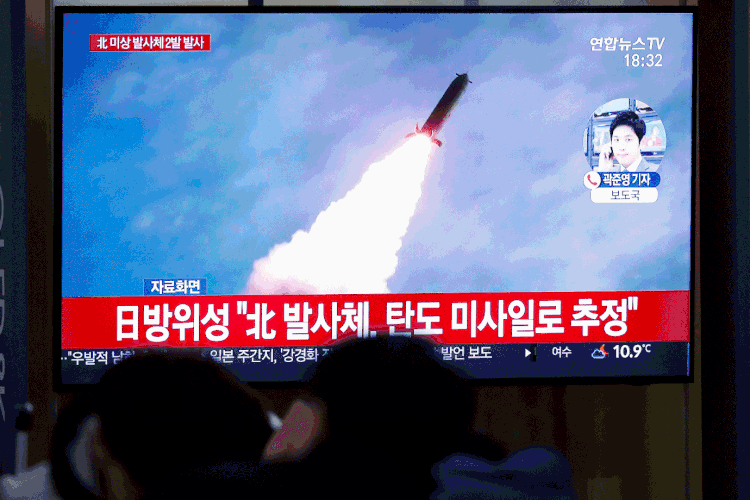 Coreia do Norte: após um mês de interrupção nos testes de mísseis, a país lançou dois mísseis de curto alcance (Kim Hong-Ji/Reuters)