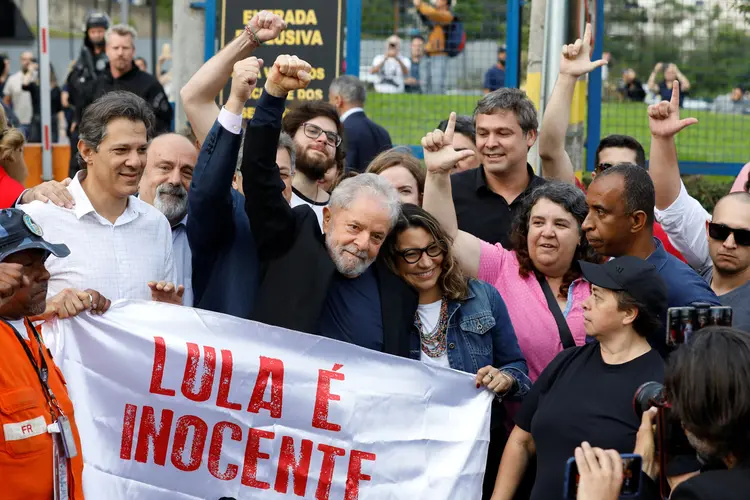 Lula: ex-presidente deixou a sede da Polícia Federal em Curitiba nesta sexta-feira (8) (Rodolfo Buhrer/Reuters)