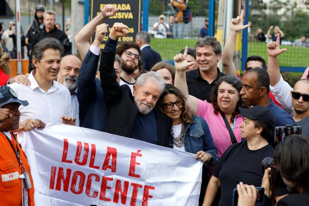 Lula deixa a prisão em Curitiba após autorização da justiça