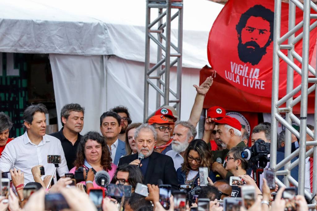 Lula ataca Lava Jato, critica Bolsonaro e diz que vai "lutar pelo Brasil"