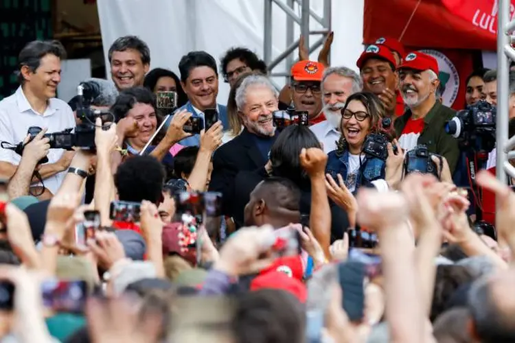 Lula discursa: primeira viagem do ex-presidente deve ser ao Recife, no fim de semana (Rodolfo Buhrer/Reuters)
