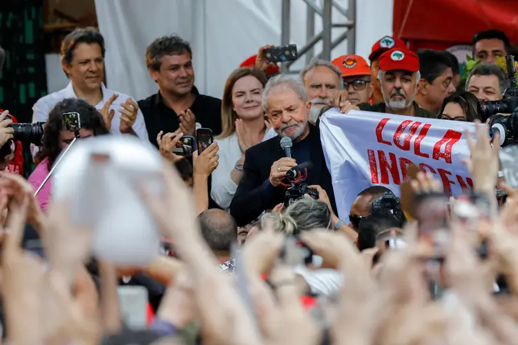 Lula: ex-presidente deixou a sede da PF em Curitiba e discursou para milhares de apoiadores que o esperavam do lado de fora (Rodolfo Buhrer/Reuters)