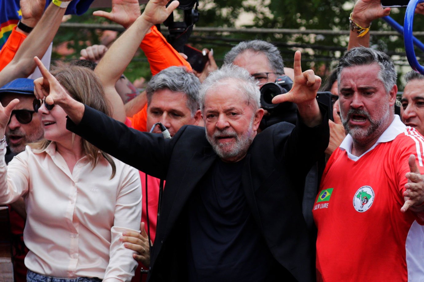 Em clima de festa, Lula discursa para apoiadores e diz que "está de volta"