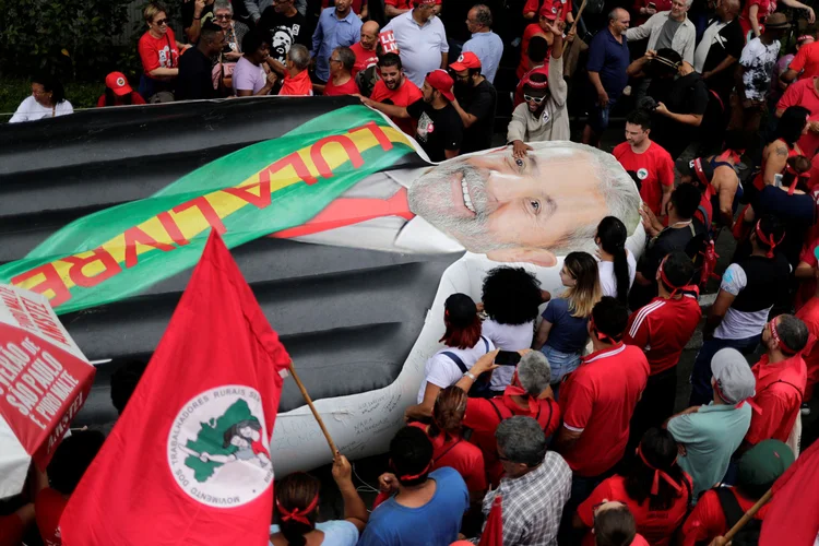 Apoiadores aguardam discurso de Lula em São Bernardo do Campo (Nacho Doce/Reuters)