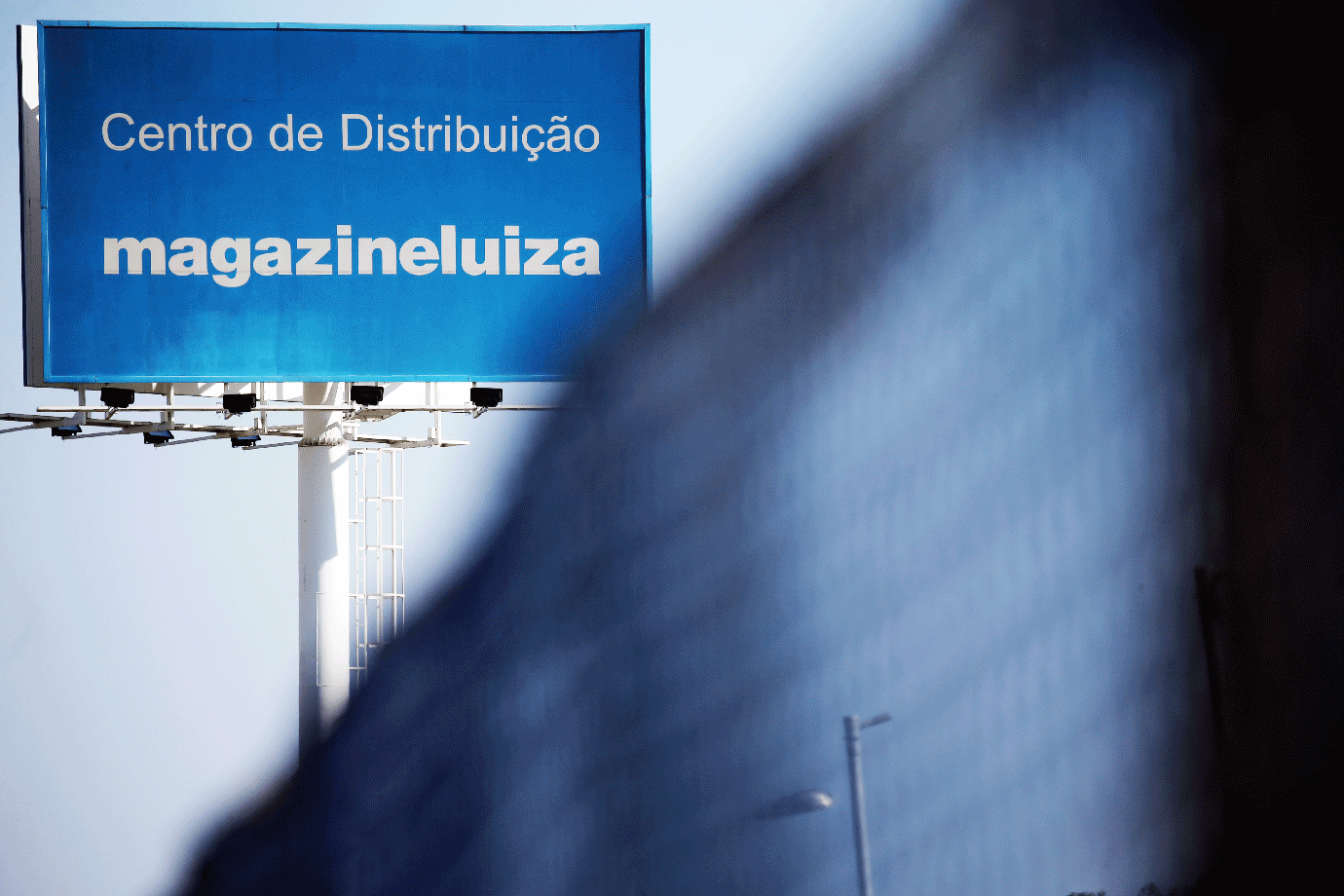 Magazine Luiza (MGLU3) abre em queda após acionistas aprovarem grupamento de ações