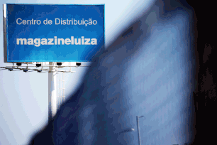 Imagem referente à matéria: Magazine Luiza (MGLU3) abre em queda após acionistas aprovarem grupamento de ações