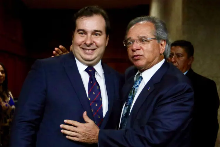 Rodrigo Maia e Paulo Guedes selam a paz em jantar organizado por políticos (Fabio Rodrigues Pozzebom/Agência Brasil)