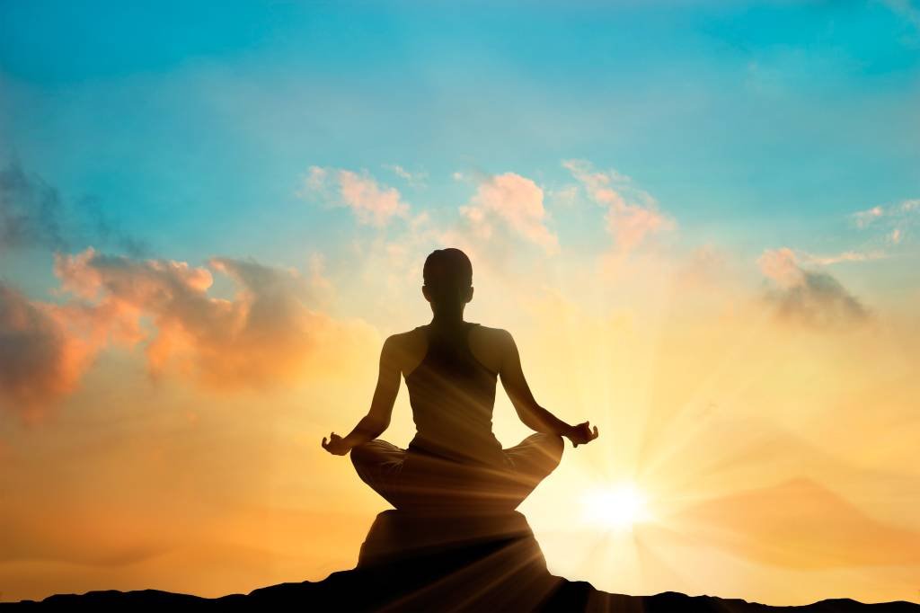 Meditação: pesquisadores apontam que meditar ajuda a diminuir frequência de erros quando o indivíduo está com pressa (Getty Images/Reprodução)