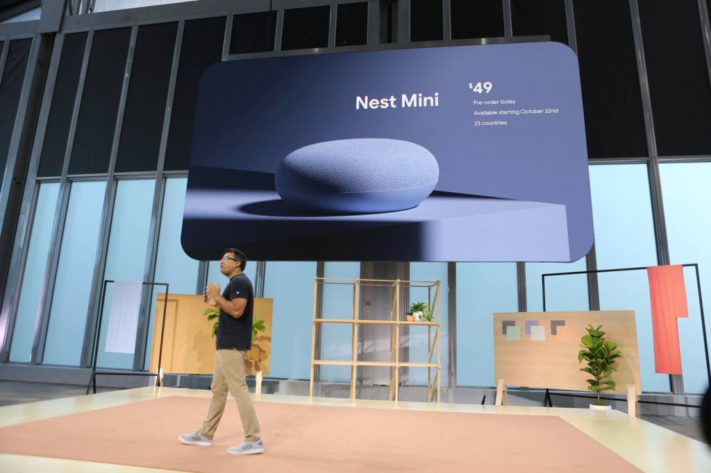 Apresentação do Nest Mini em Nova York: aparelho é portátil e realiza funções como acender a luz ou tocar uma música (Jefferson Siegel/Reuters)
