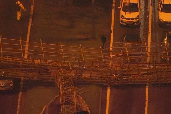 Com forte chuva, passarela na Marginal Tietê desaba sobre veículos