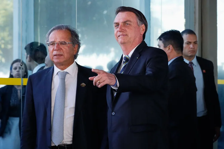 Paulo Guedes e Bolsonaro: governo entregou pacote com medidas econômicas mas ainda falta a reforma administrativa (Isac Nóbrega/PR/Flickr)