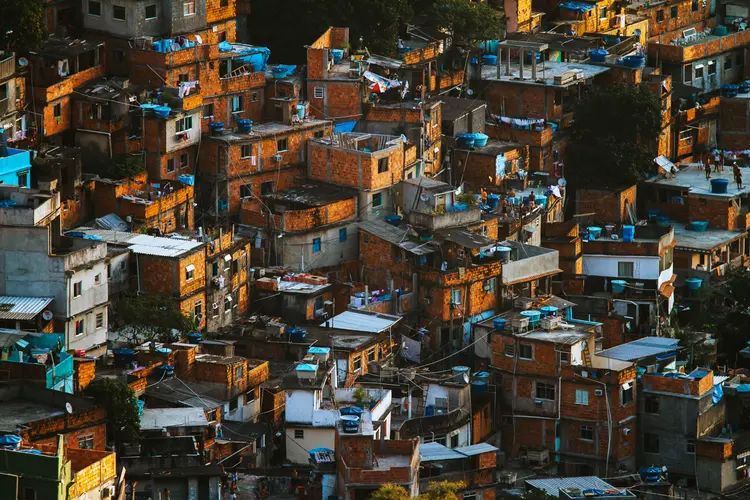 Pobreza: número da população em situação de pobreza segue apresentando avanços (Kay Fochtmann / EyeEm/Getty Images)