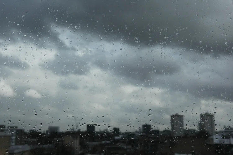 Tempestades podem provocar alagamentos e cortes de energia elétrica em áreas de risco (thenakedsnail/Getty Images)