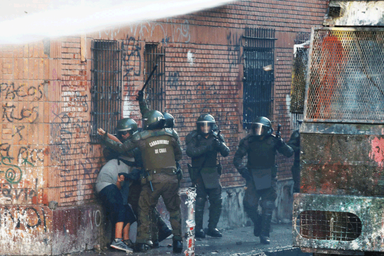 Chile: mais de 20 pessoas morreram durante os protestos (Goran Tomasevic/Reuters)