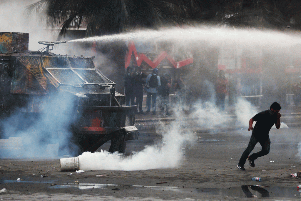 Bloqueios de vias marcam novo dia de protestos no Chile