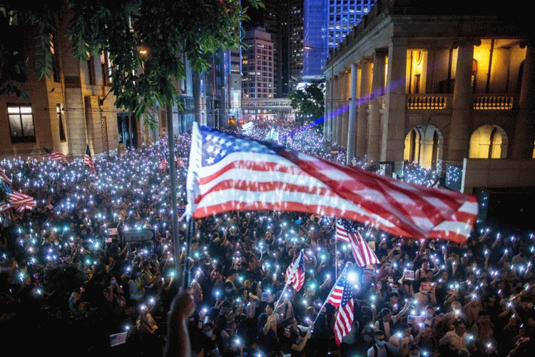 Protestos em Hong Kong: Donald Trump, assinou em lei na quarta-feira uma legislação do Congresso que defende os manifestantes anti-governo (Chan Long He/Bloomberg)