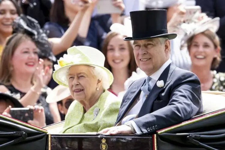 Rainha Elizabeth II e seu filho, príncipe Andrew: ele se retira após acusação de envolvimento em escândalo sexual / Mark Cuthbert / Colaborador/Getty Images