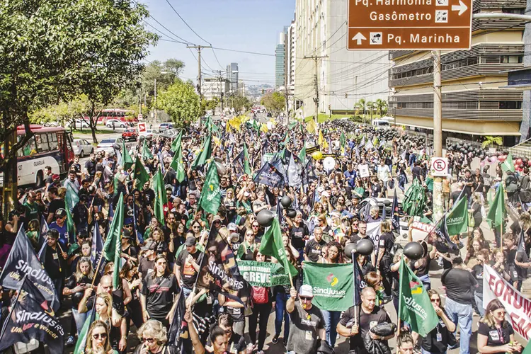 Protesto de servidores em Porto Alegre: salários atrasados por causa da crise fiscal e benefícios que só existem no setor público (Gilberto Soares/FuturaPress)