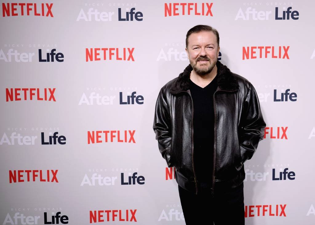 Com piadas afiadas, Ricky Gervais volta como apresentador do Globo de Ouro