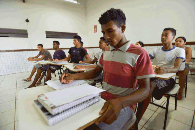 Sala de aula: proporção de pessoas pretas ou pardas cursando o ensino superior em instituições públicas brasileiras chegou a 50,3% em 2018 (Arquivo/Marcello Casal Jr/Agência Brasil)