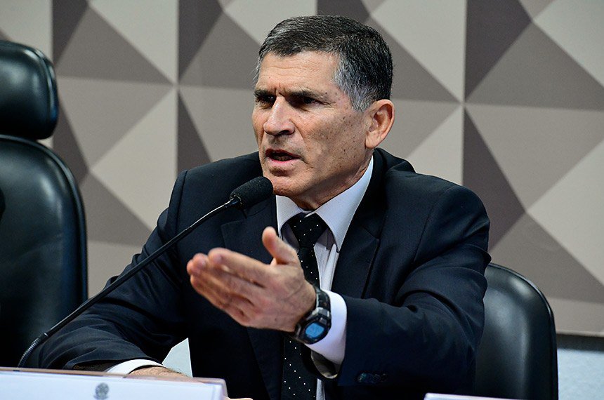Santos Cruz evita críticas ao governo em audiência na CPMI das Fake News