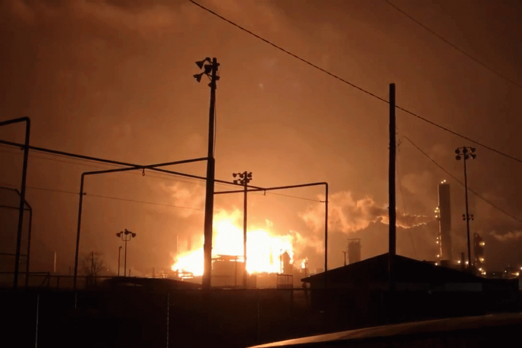 Explosão em fábrica no Texas força evacuação de moradores; veja vídeo